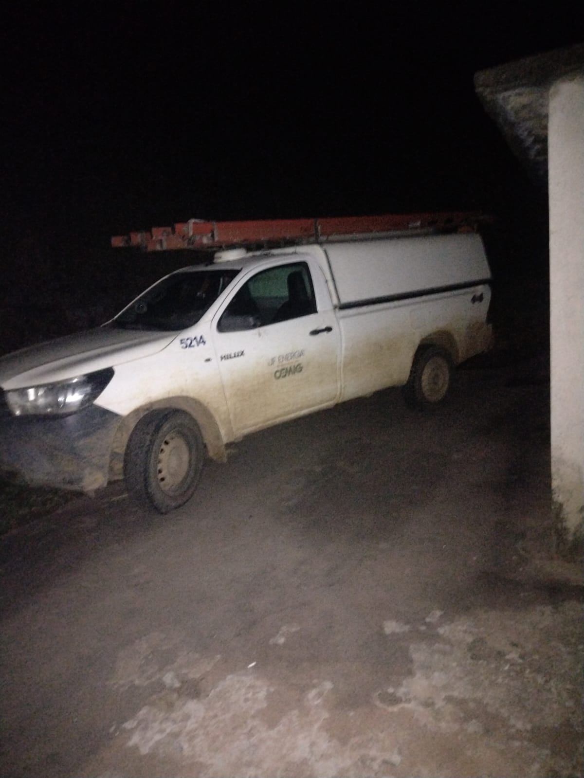 PM recupera, às margens da BR-040, veículo da Cemig furtado em Ewbank da Câmara; homem foi preso em flagrante